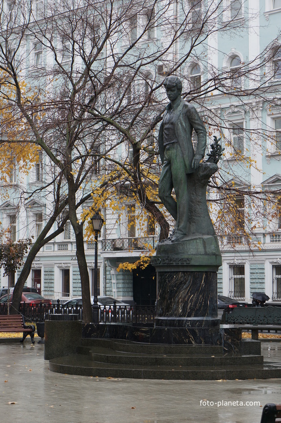 Памятник русскому поэту Сергею Есенину