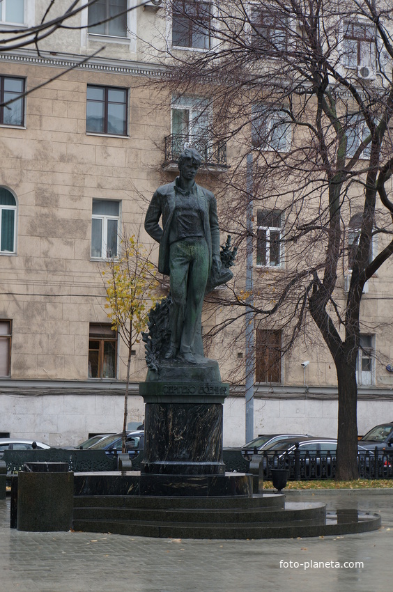 Памятник поэту С.А.Есенину