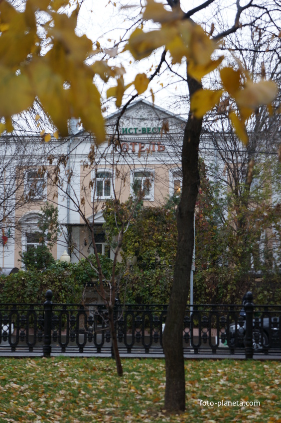 Отель Ист-Вест