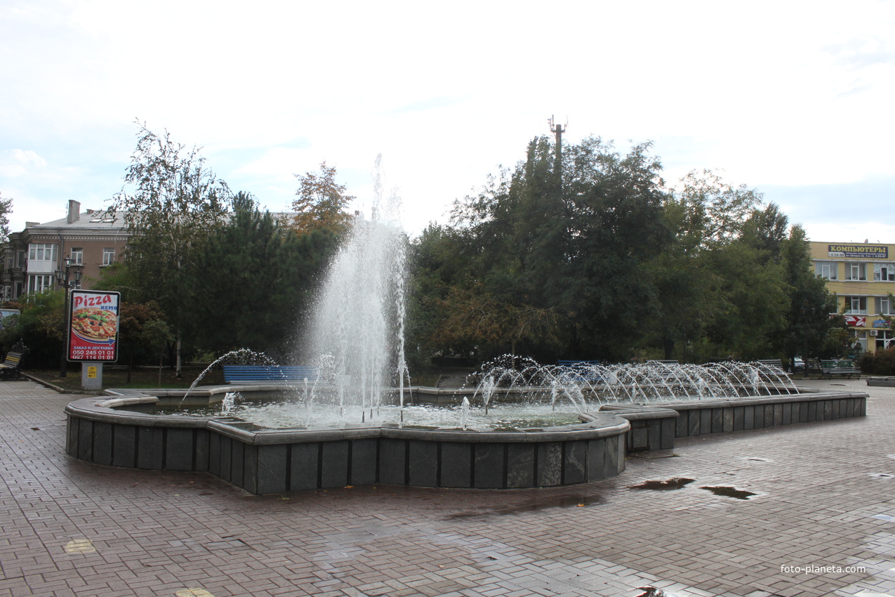Бердянск. ФЫонтан возле памятника Пушкину.