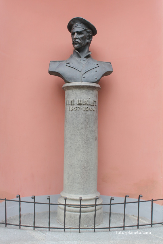 Бердянск. Бюст П.Шмидта.