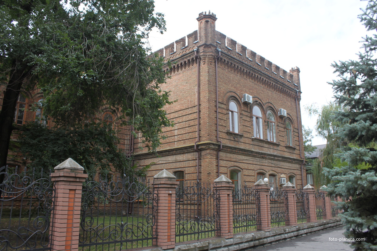 Бердянск. Здание бывшей мужской гимназии.