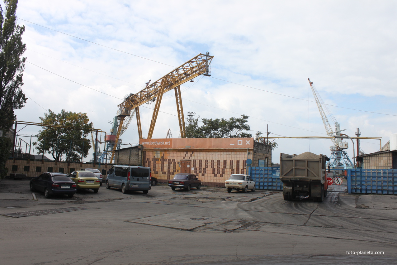 Бердянск. Морской торговый порт.