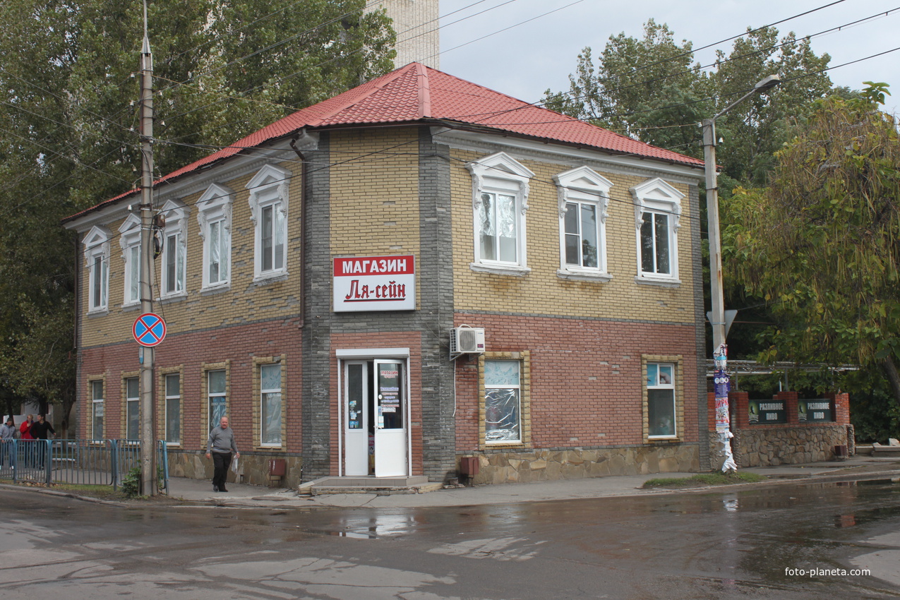 Бердянск. Ул. 12 декабря. Магазин &quot;Ля-сейн&quot;.