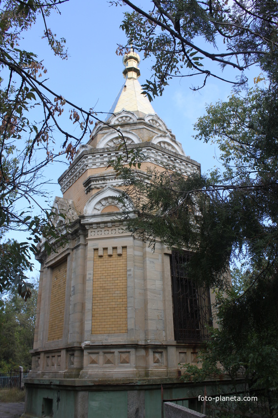 Бердянск. Часовня-усыпальница купцов Константиновых на старом кладбище.