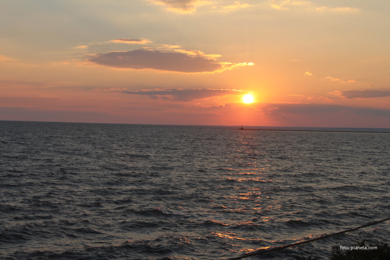 Бердянск. Закат с видом на маяк.