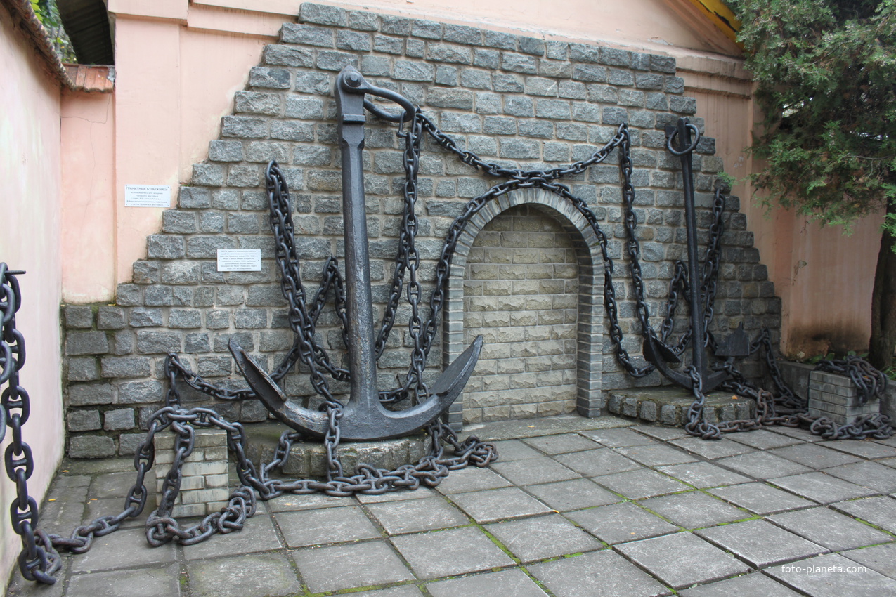 Бердянск. Во дворе Дома-музея П.Шмидта.