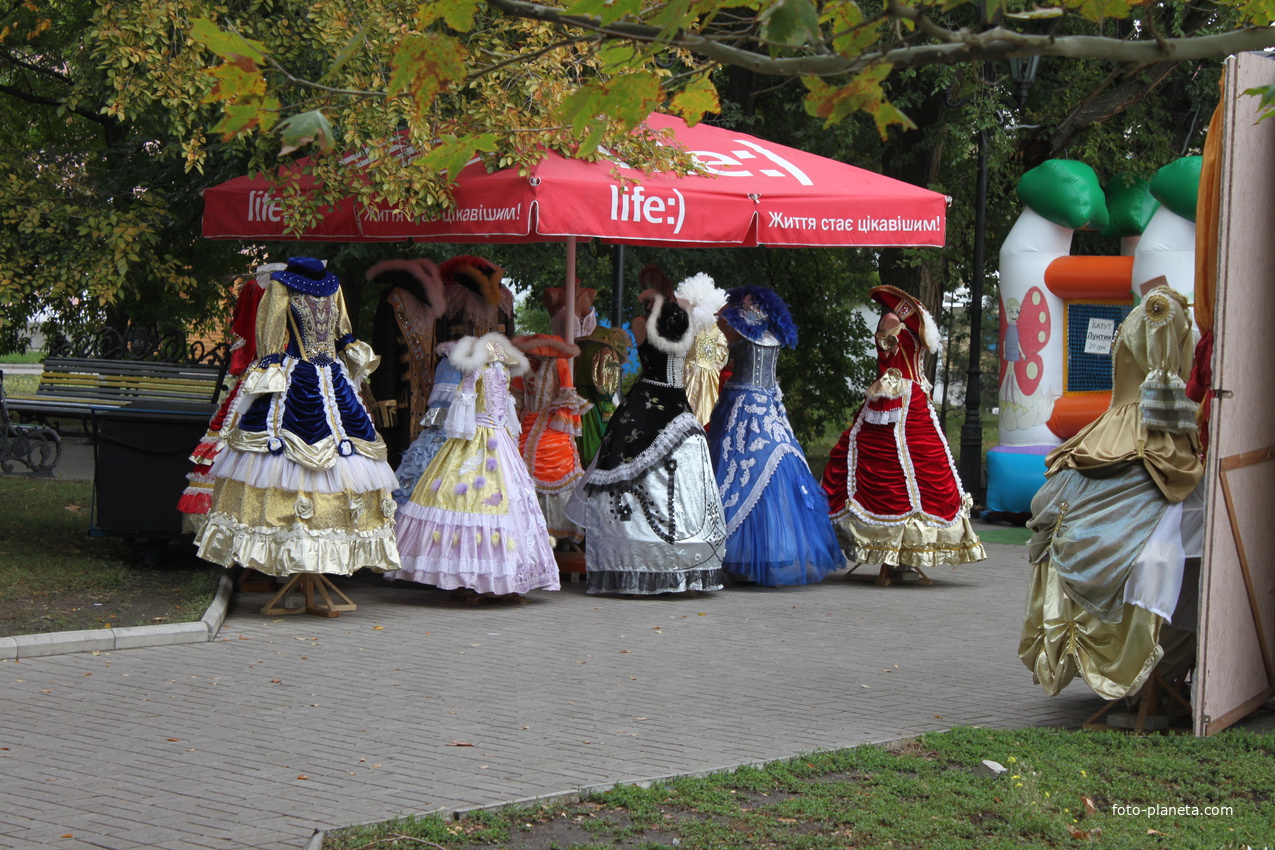Бердянск. Прокат костюмов для фото на Приморской площади.