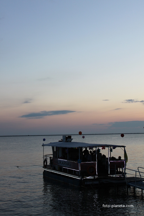 Бердянск. Прогулочный катер.