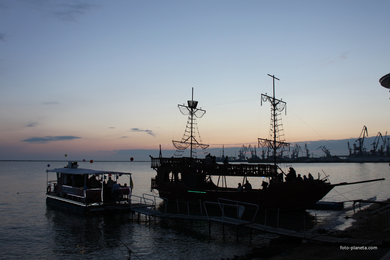 Бердянск. "Пиратская" шхуна.