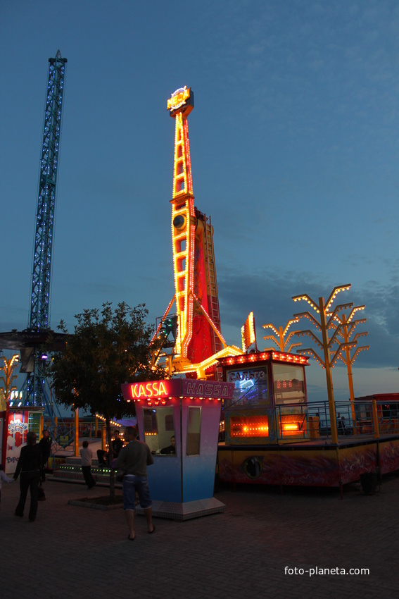 Бердянск. Аттракцион в "Луна-Парке".