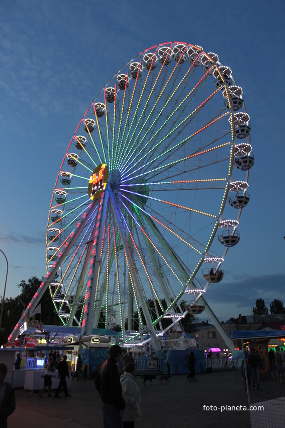 Бердянск. "Колесо обозрения" в "Луна-Парке".