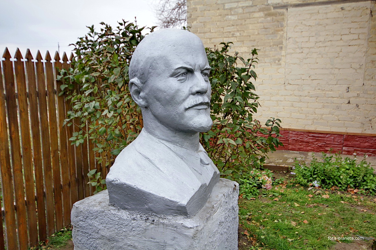 памятник Ленину (бюст) у музея