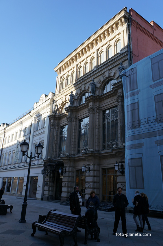 Здание аптеки Феррейн на Никольской улице