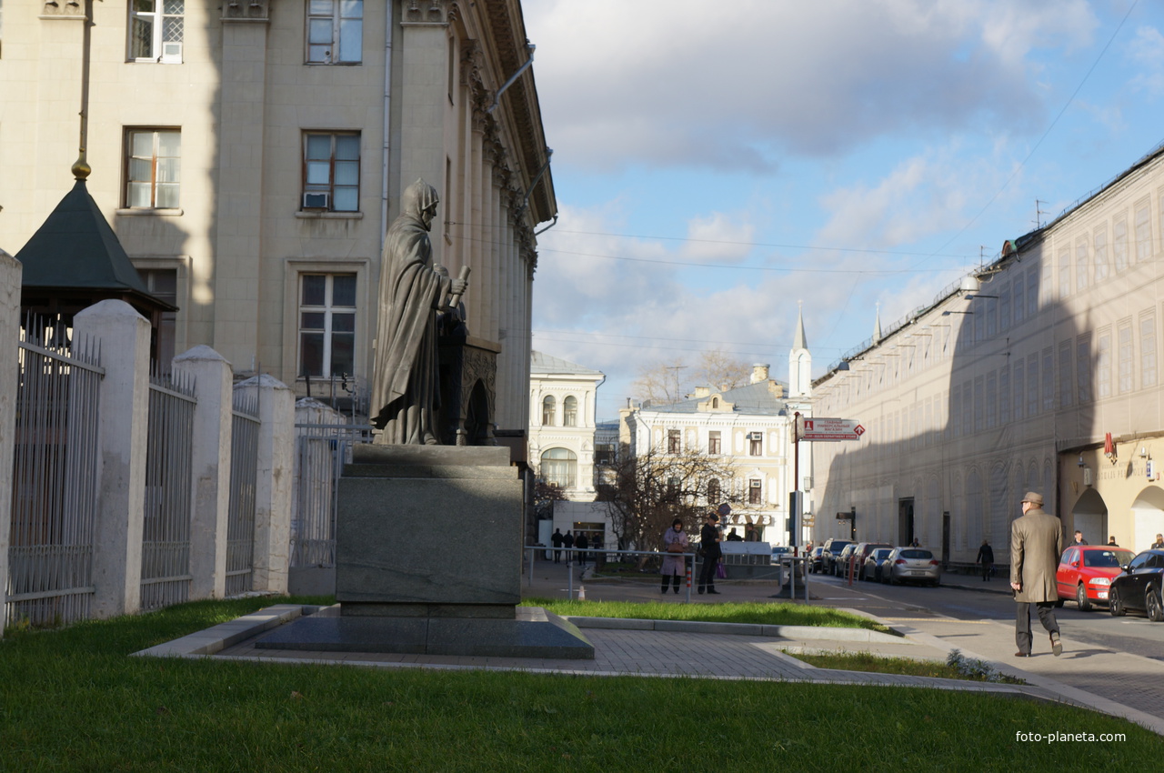 Богоявленский переулок, памятник просветителям Иоанникию и Софронию Лихудам
