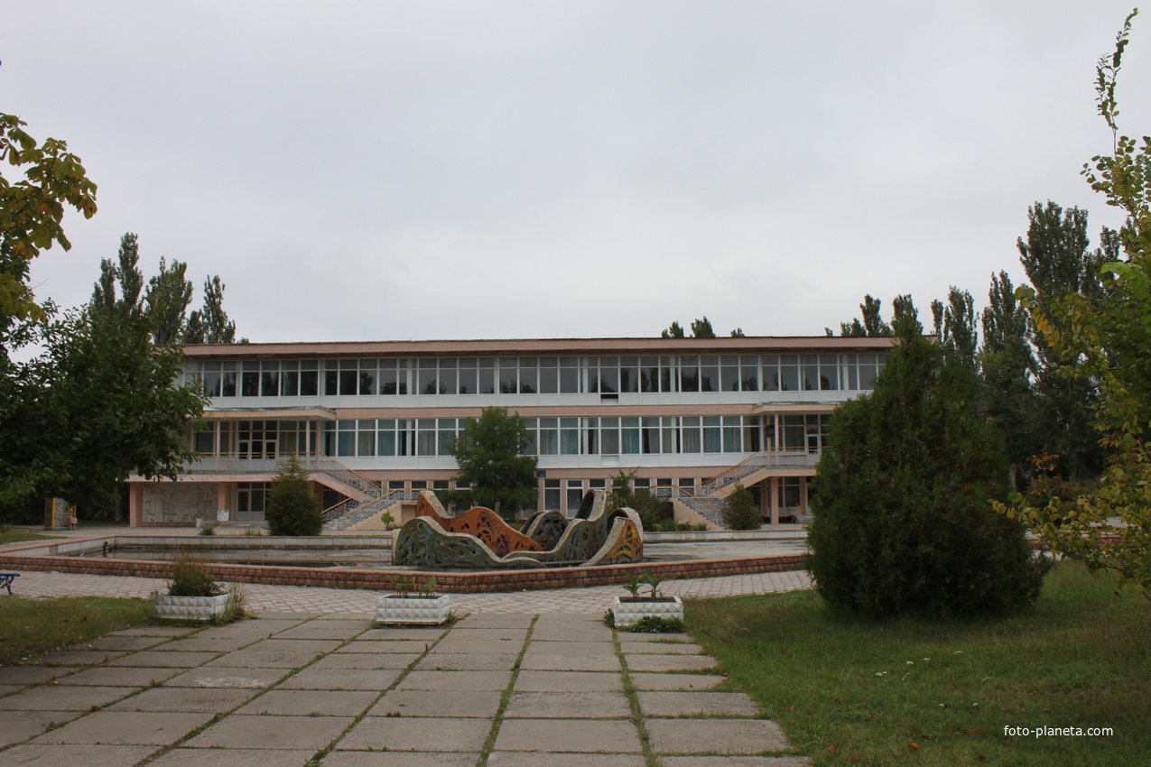 Бердянск. Территория санаторя &quot;Лазурный&quot;. Культурный центр.