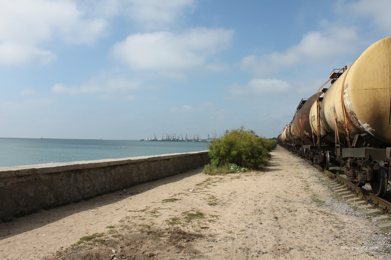 Бердянск. Железная дорога, проходящая по ул. Горького.