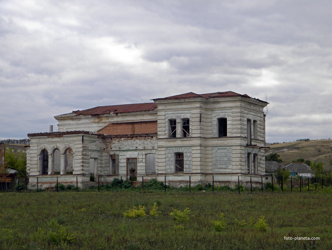 Бывший усадебный дом Е. П. Ковалевского в селе Ютановка
