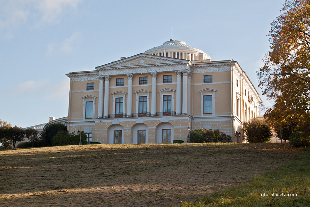 Вид на Павловский дворец