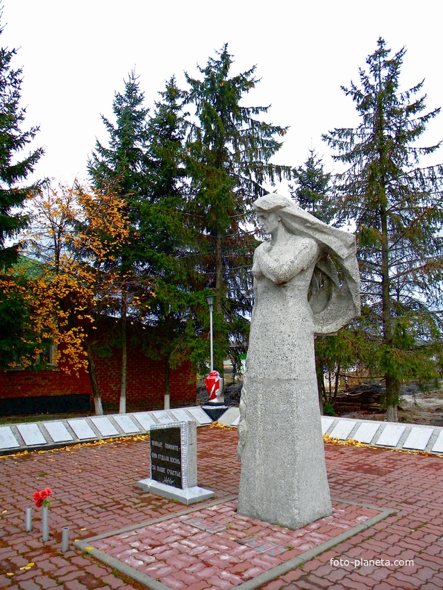 Мемориал «Скорбящая мать»  в селе Бобрава