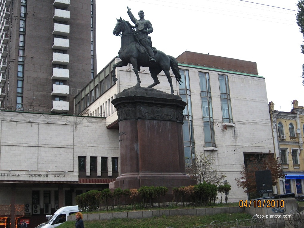 Памятник красному командиру комдиву Гражданской войны Николаю Щорсу