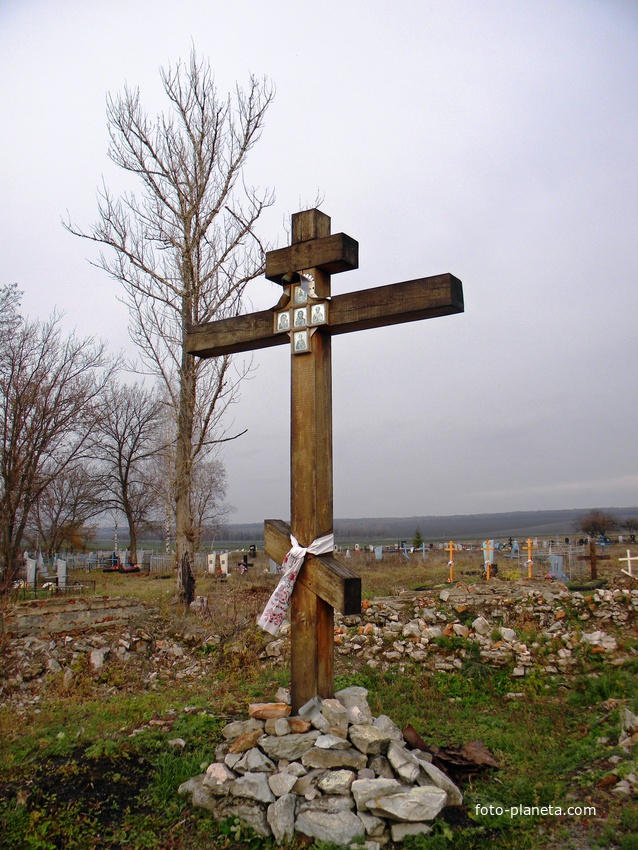 Поклонный крест на месте деревянной церкви в селе Пенцево