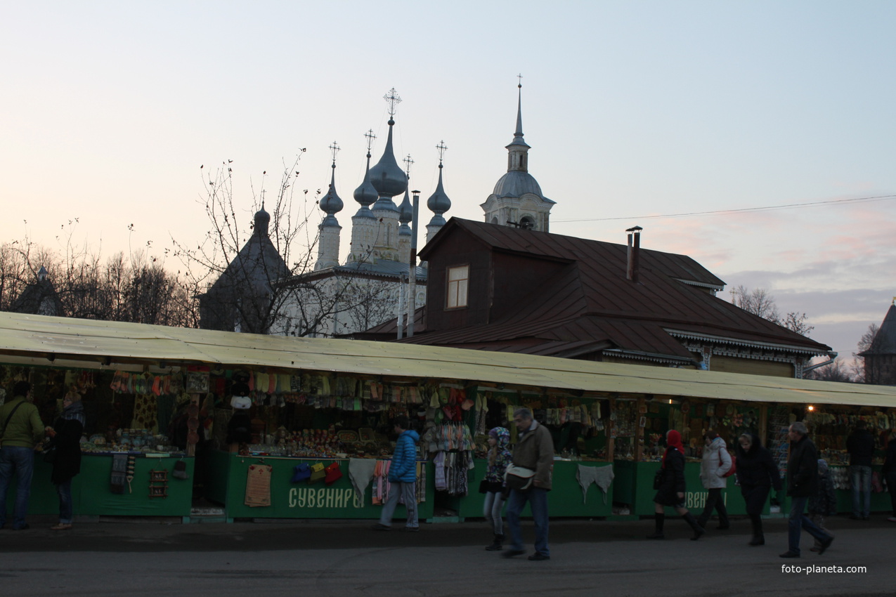 Суздаль. Сувенирные ряды.