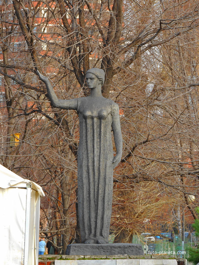 Дама в камне