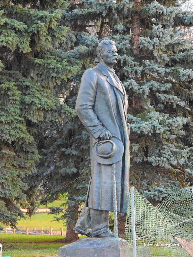 Памятник Максиму Горькому (Алексею Максимовичу Пешкову)
