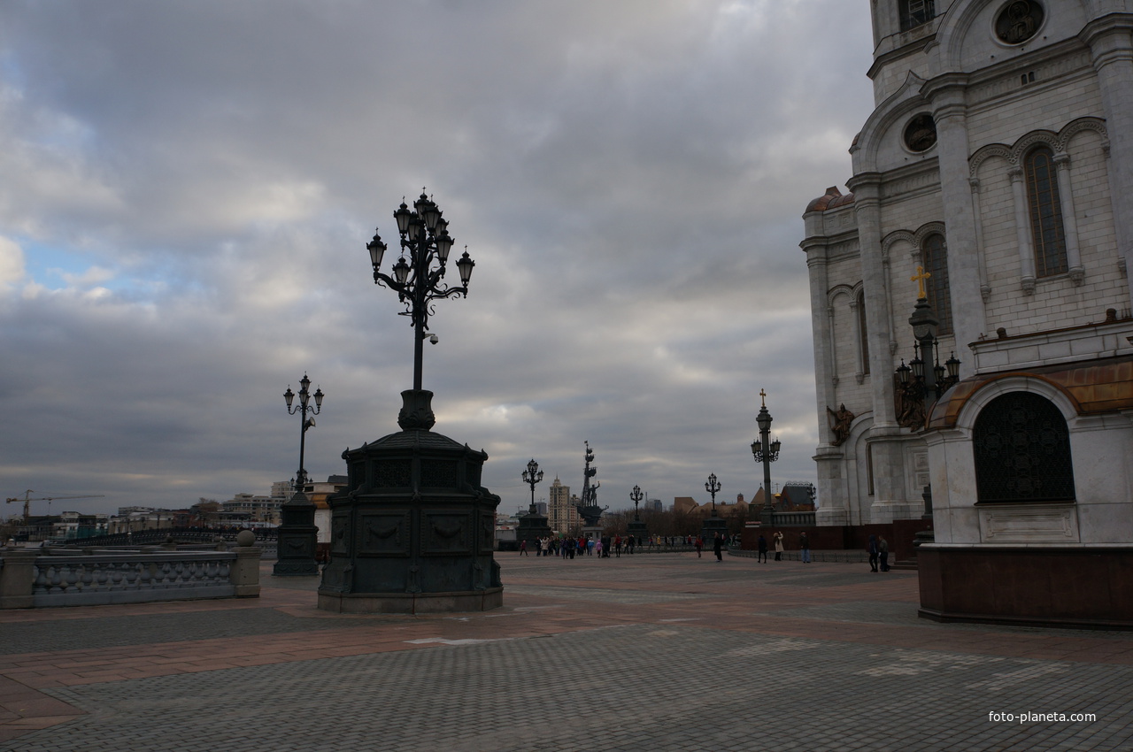 Площадь у Храма Христа Спасителя