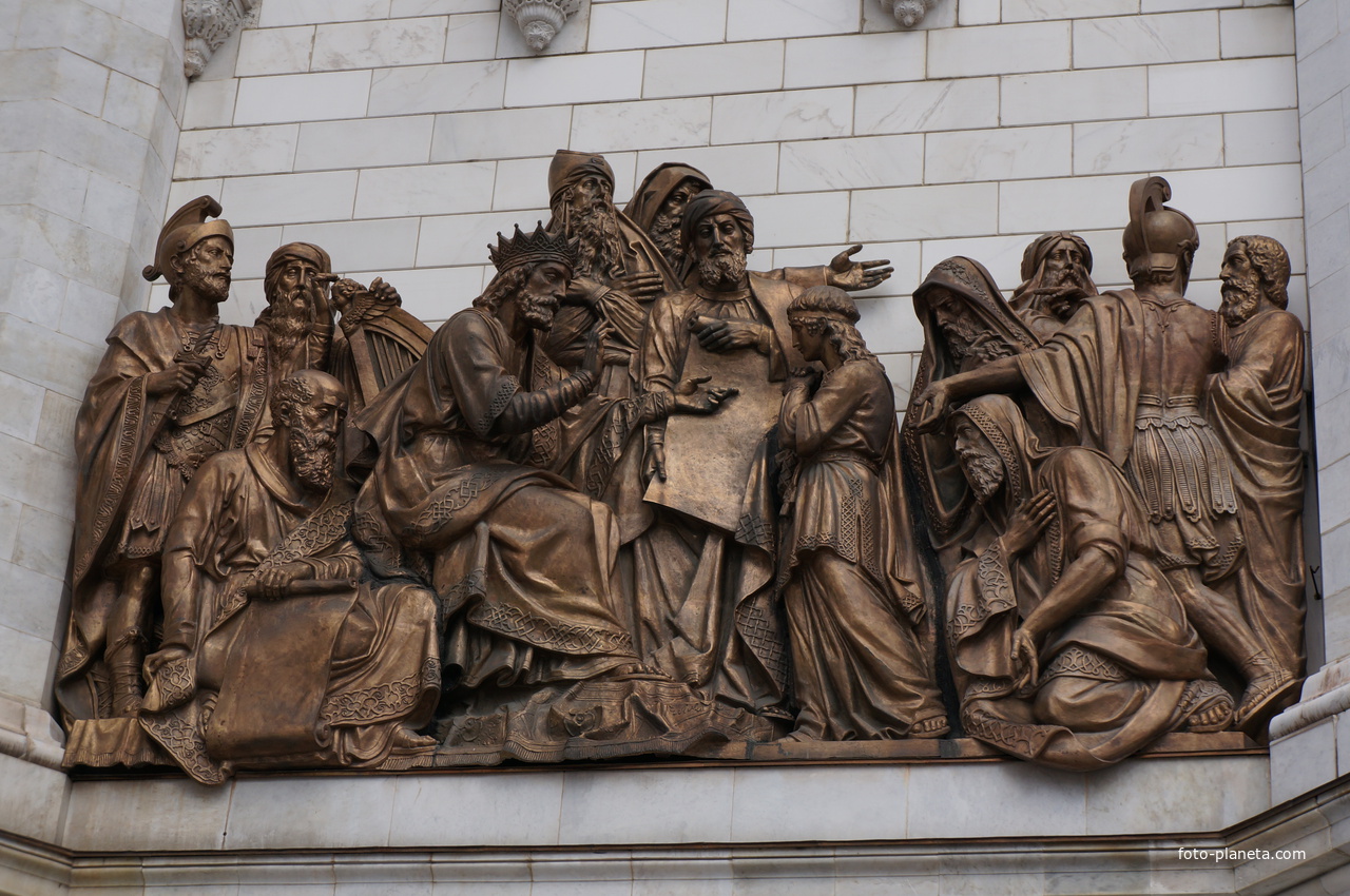 Горельеф на фасаде Храма Христа Спасителя.