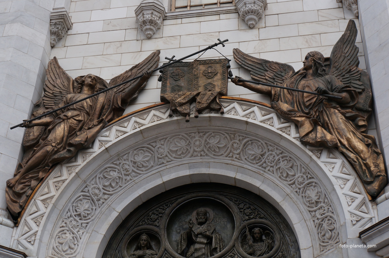 Ангелы с церковными хоругвями