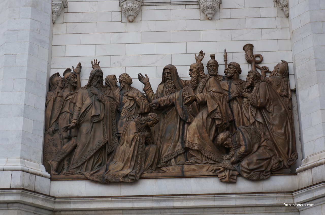 Горельеф на фасаде Храма Христа Спасителя