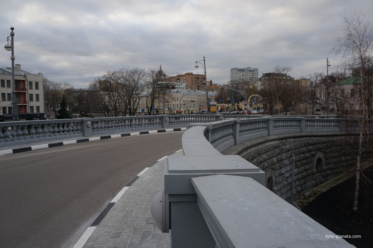 Въезд на площадь перед собором