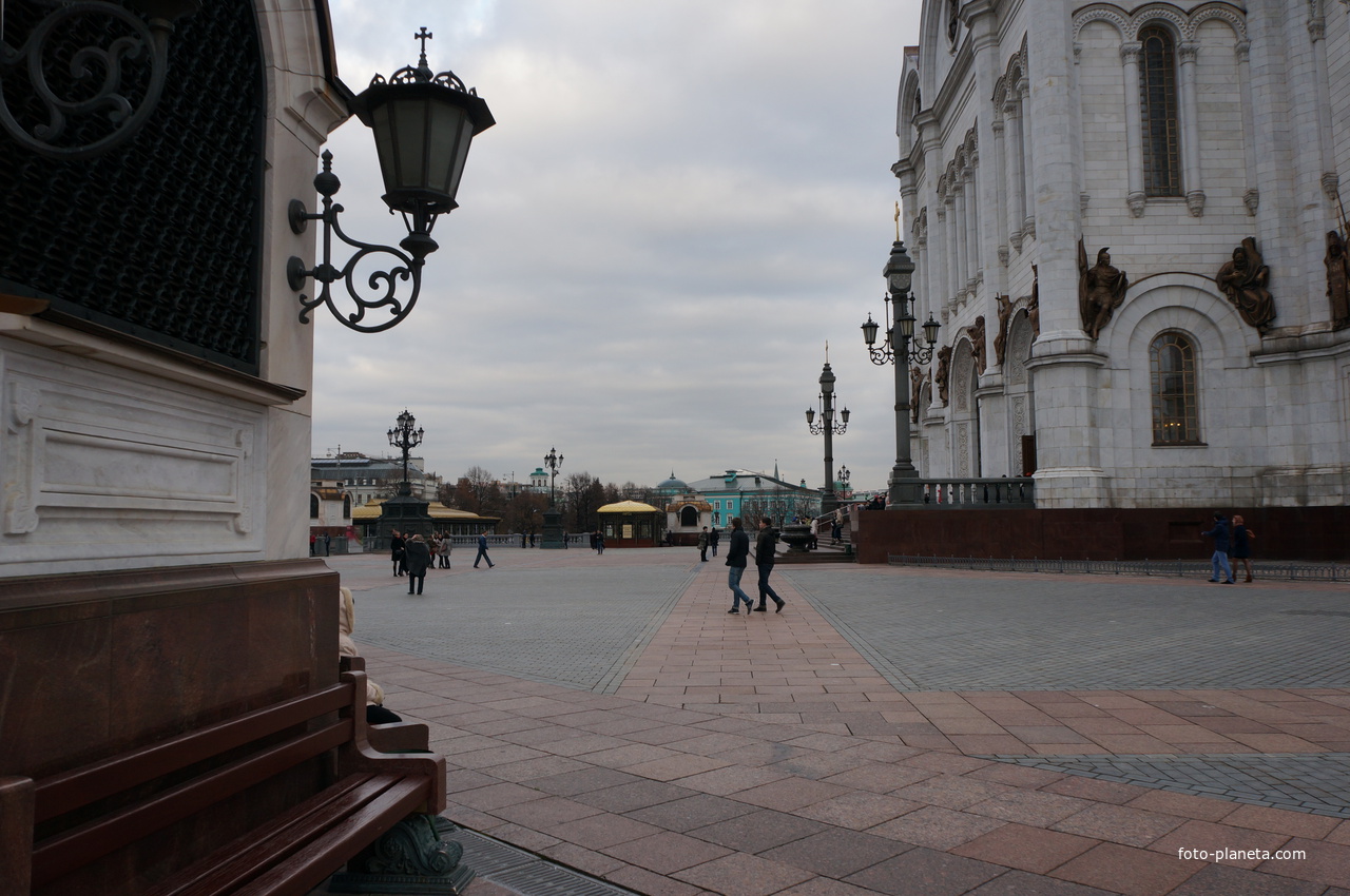 Площадь у Собора Христа Спасителя