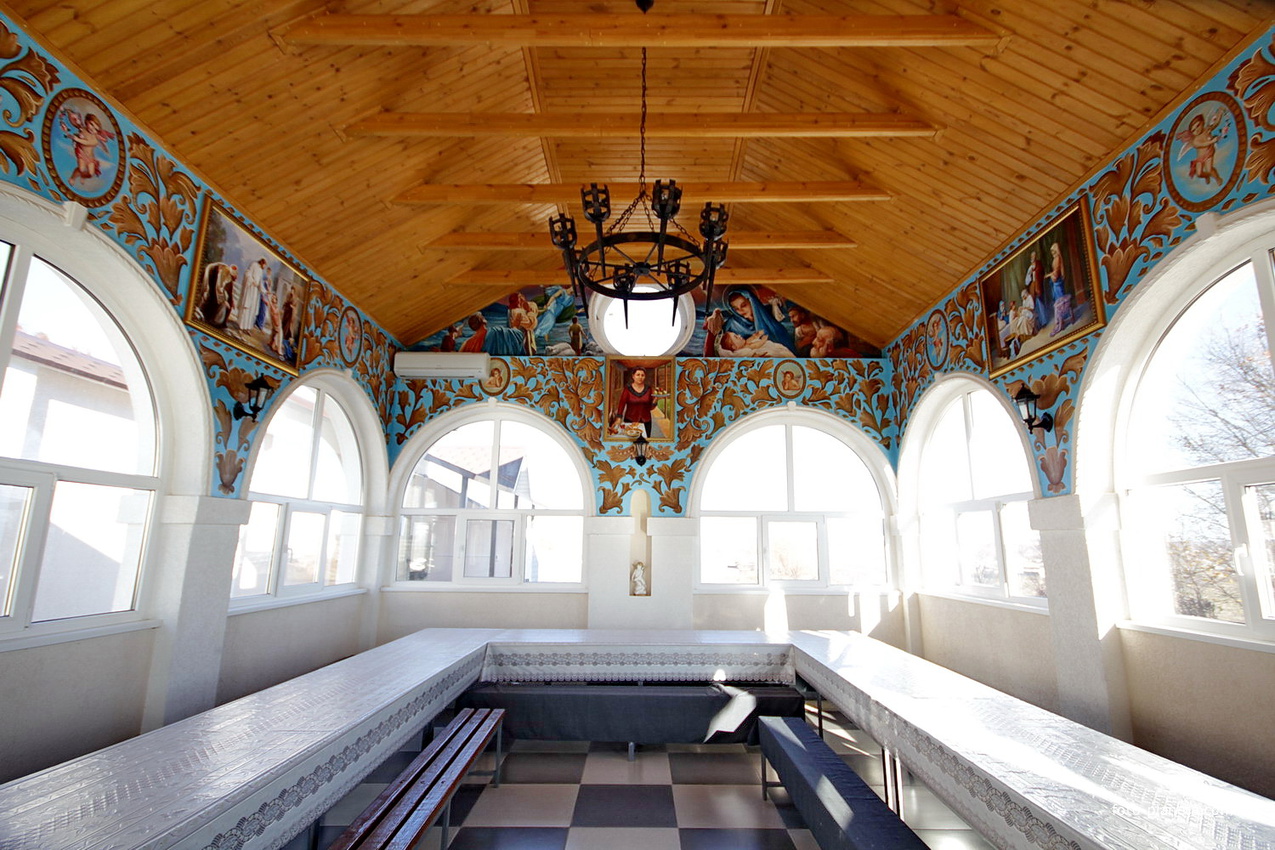 Трапезная на мемориале -вид внутри