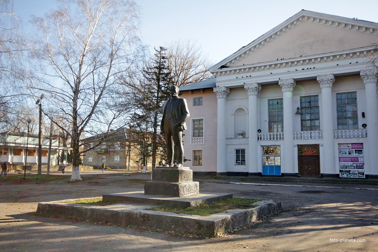 Дворец Культуры имени Чиха и памятник Ленину