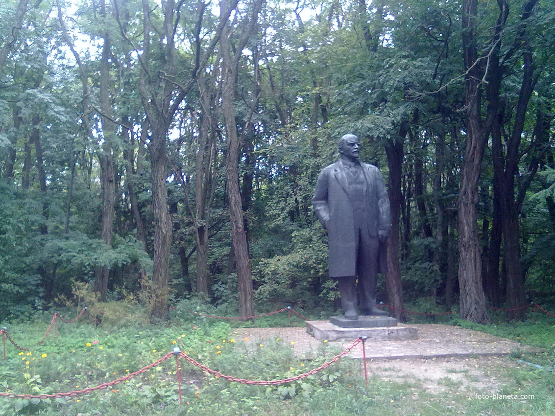 Памятник Ленину, когда-то стоявший на центральной площади. Сейчас - возле картинной галереи