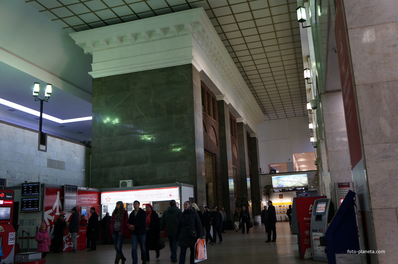 Здание входа в метро Павелецкая втроено в новое здание Павелецкого вокзала