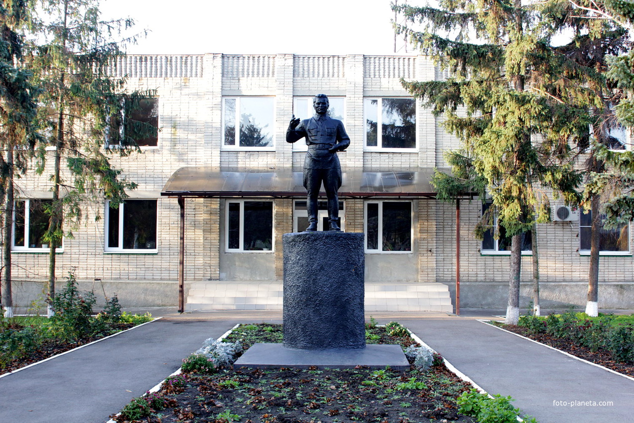 Памятник Кирову у здания администрации