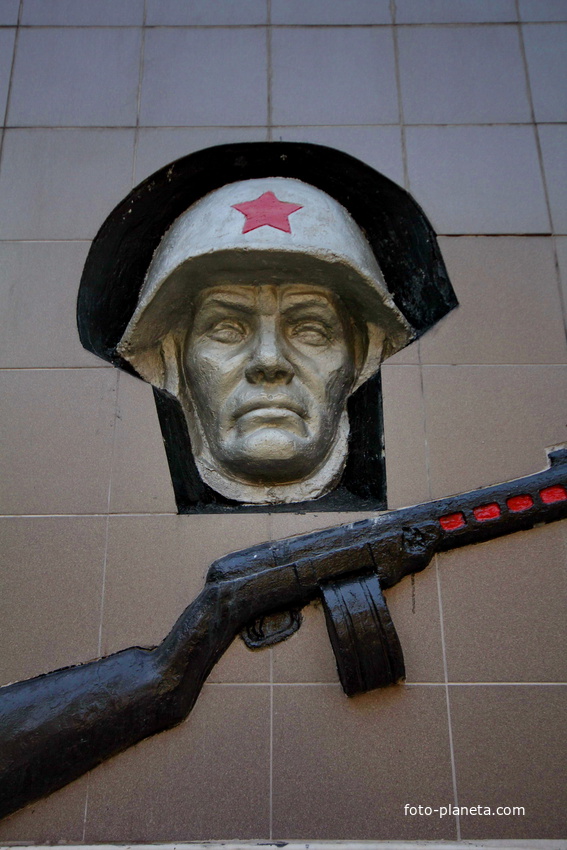 Барельеф солдата на стеле павшим воинам