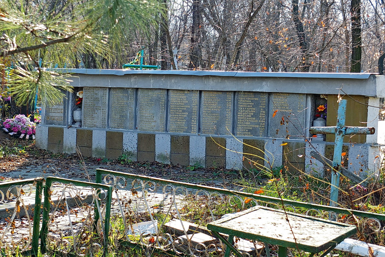 Братская могила павших в ВОВ - стела с именами погибших