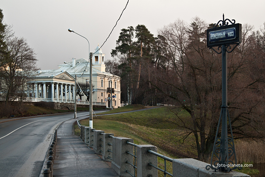 Каменный мост и Павловский дворец