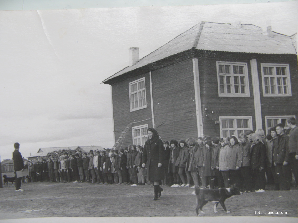 Нювчим 1974 - школьная линейка - будь готов к труду и обороне