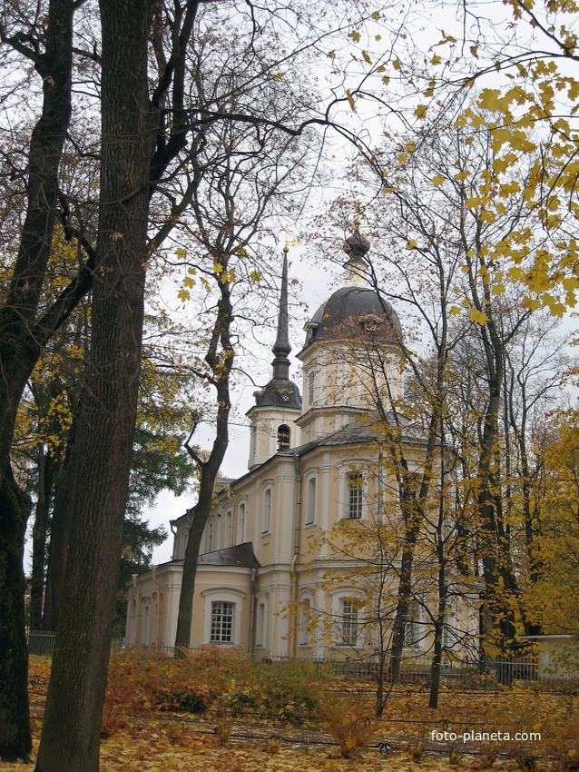 В Екатерининском парке Знаменская церковь