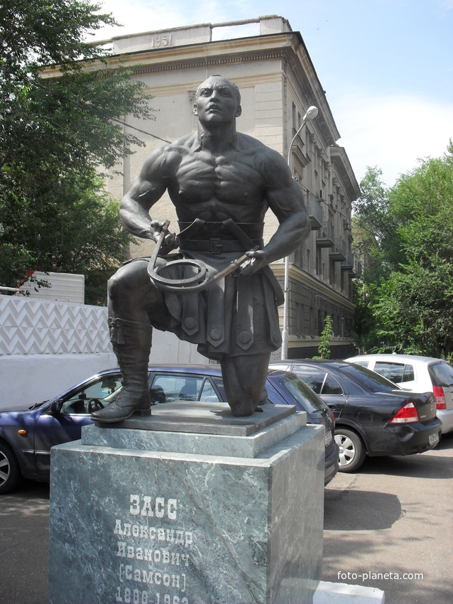 г.Оренбург памятник Александру Зассу возле Оренбургского цирка