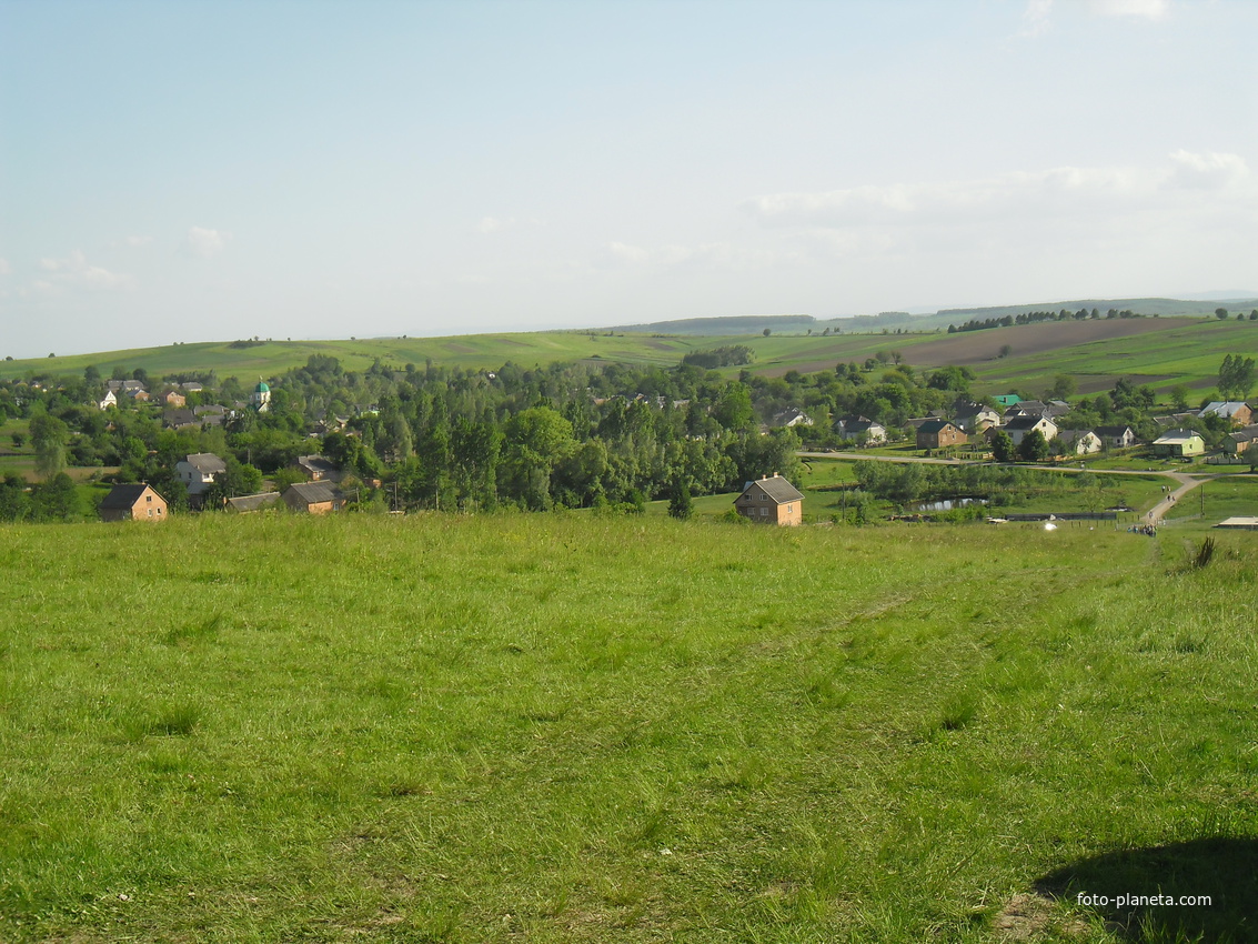 Село Чишки ( вигляд зі сторони лісу вхід до каплички св. Миколая)