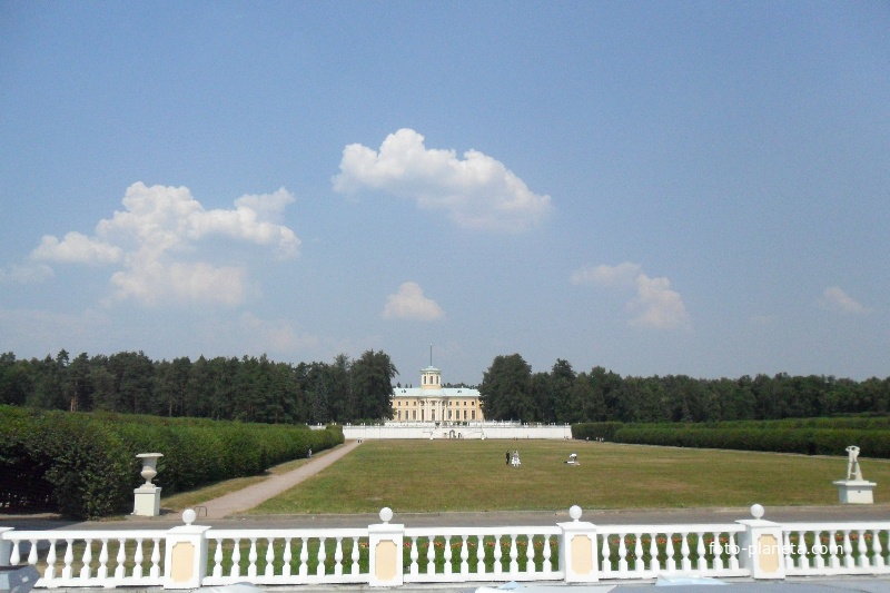 Вид на дворец, перед дворцом большой партер