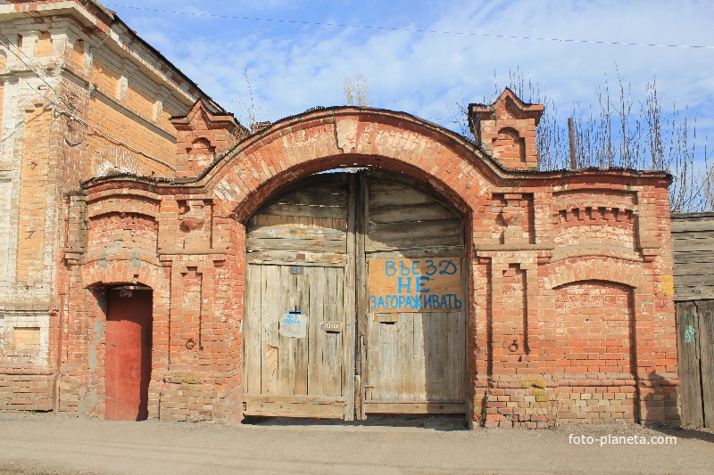 Ворота старого здания в Энгельсе (Покровск)