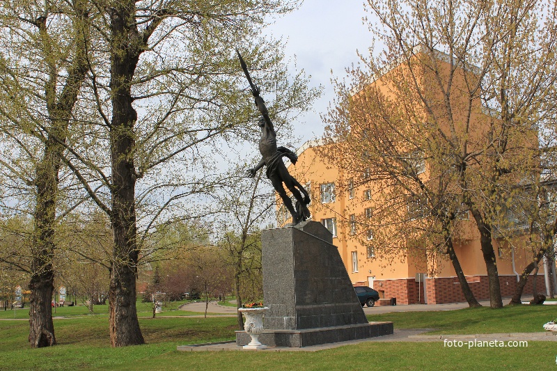 Памятник в екатерининском парке. Екатерининский парк Москва памятники. Екатерининский парк в Москве скульптура к звездам. Скульптура к звездам в Екатерининском парке. Памятник в Екатерининском парке Москва.